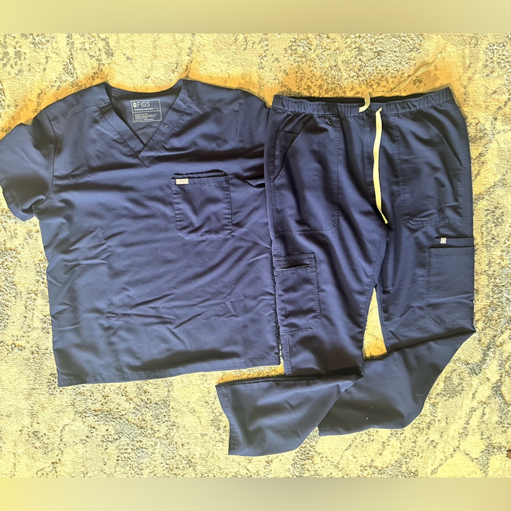 Men’s FIGS Navy Scrub Set